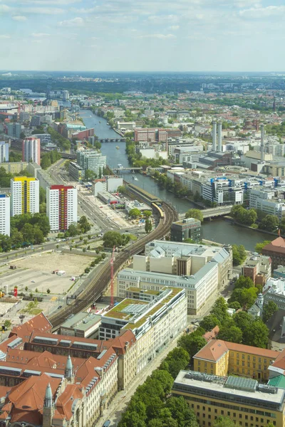 Veduta aerea dello skyline di Berlino con i binari S-Bahn treno rapido e — Foto Stock