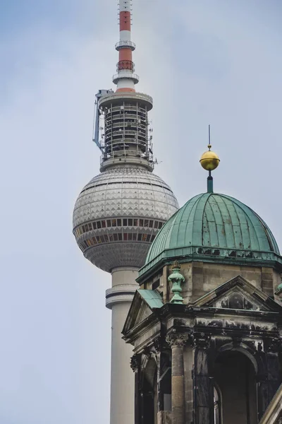 Il Duomo di Berlino e la Torre della TV vicino a quello . — Foto Stock