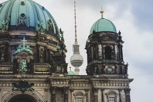 La cathédrale de Berlin et la tour de télévision près de là . — Photo