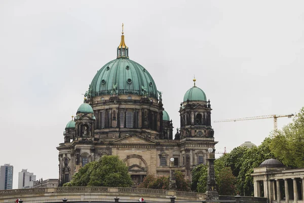 Berlínské katedrály na zamračený den v Berlíně. — Stock fotografie