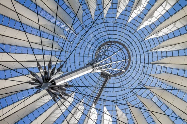 Fütüristik Potsdamer Platz de Berlin Sony Center çatısı