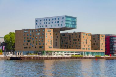 Doğu Berlin Spree Nehri boyunca Modern ofis