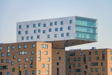 Doğu Berlin Spree Nehri boyunca Modern ofis
