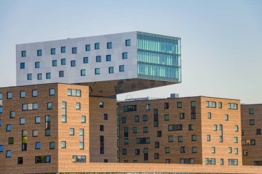 Doğu Berlin Spree Nehri boyunca Modern ofis
