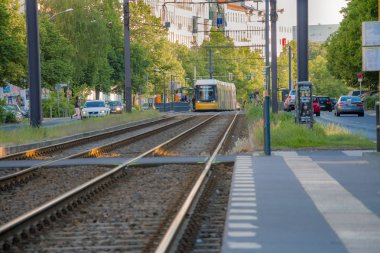 Tramvay demiryolu platformu Berlin şehir sokak
