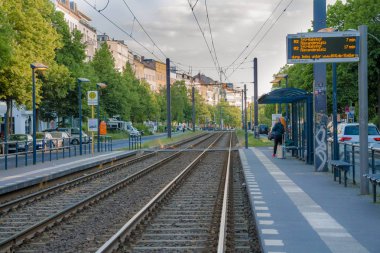 Tramvay demiryolu platformu Berlin şehir sokak