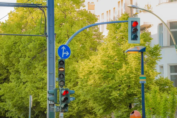Karayolu taşıtları ve tramvay kentinde sokak trafik ışıkları 