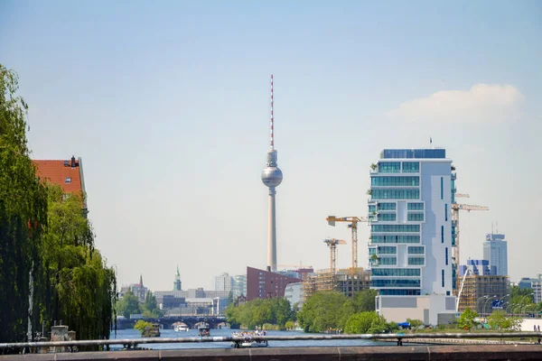 De Tv toren van Berlijn, die zich op de Alexanderplatz — Stockfoto