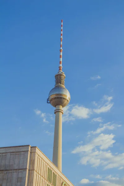 La tour de télévision de Berlin qui se trouve sur l'Alexanderplatz — Photo