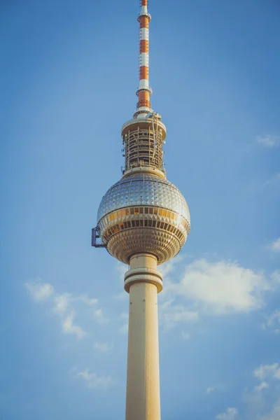 La tour de télévision de Berlin qui se trouve sur l'Alexanderplatz — Photo