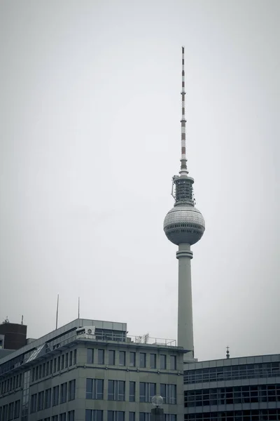テレビ塔のベルリンのアレクサンダー広場に位置しています。 — ストック写真