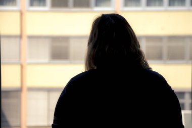 Bir kadının önünde makyaj koyarak silueti arkadan görünüm