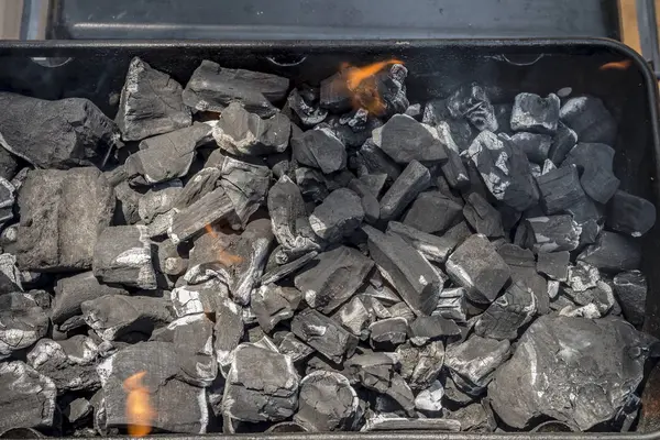 Węgle są spalane w Bbq grill — Zdjęcie stockowe