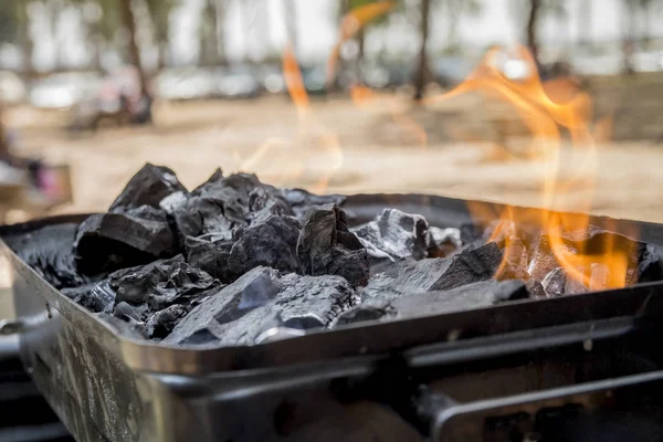 Kömür Yakılan bir barbekü ızgara içinde — Stok fotoğraf