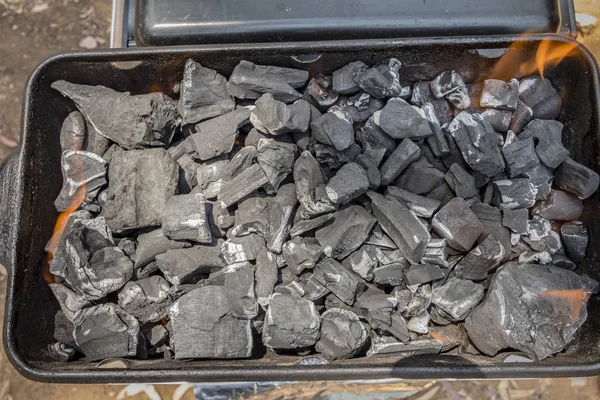 Kömür Yakılan bir barbekü ızgara içinde — Stok fotoğraf