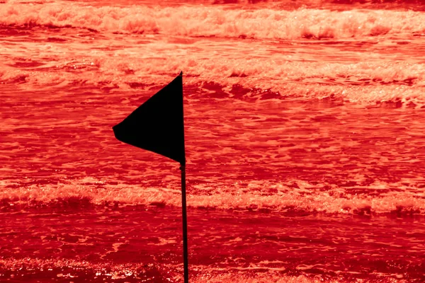 Bandera de advertencia negra que marca el límite de la zona de baño segura a —  Fotos de Stock