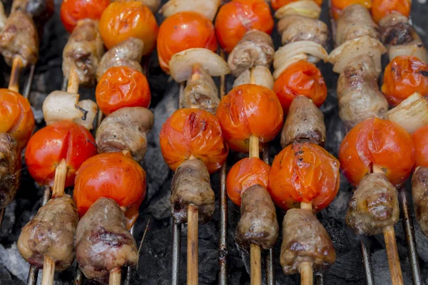 Corações de frango com tomate e cebola cozinhando na grelha quente — Fotografia de Stock