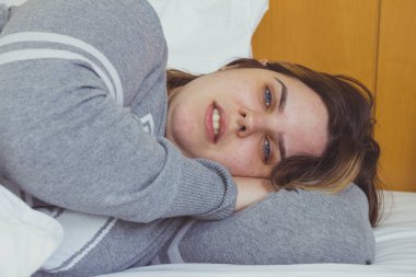 Genç kadın yatağın battaniyenin altında yatan süre hayal