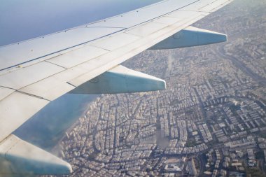 Uçak kanadı gökyüzü ve arazi bina Tel Aviv ile üzerinde