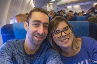 Mutlu çift alarak selfie airp içinde kamera veya smartphone