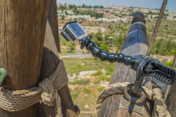 塔を登って上の棒のアクション カメラ — ストック写真