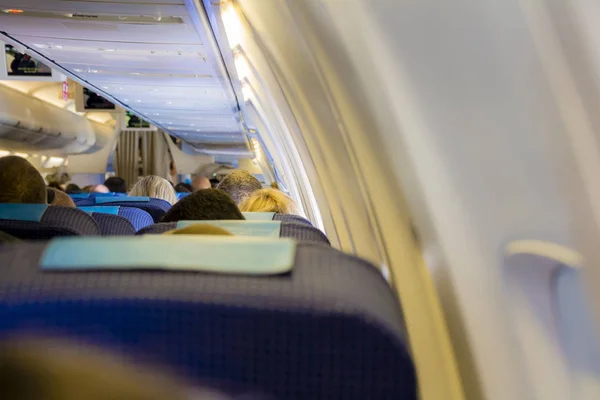 Interior del avión de pasajeros con personas en asientos — Foto de Stock