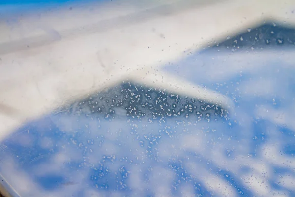 Condensación congelada de cristales de hielo en la ventana de un avión — Foto de Stock