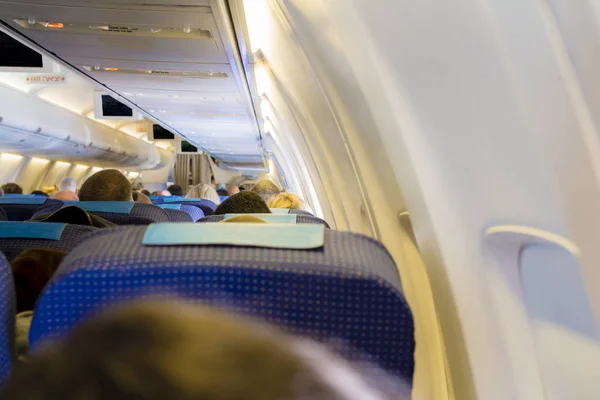 Interior del avión de pasajeros con personas en asientos — Foto de Stock