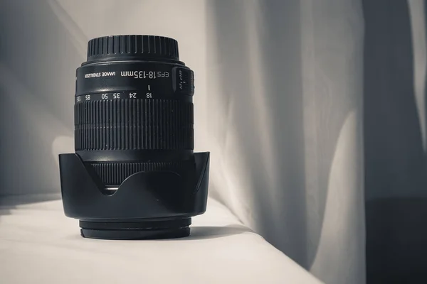 Lente zoom câmera preta em pano branco — Fotografia de Stock