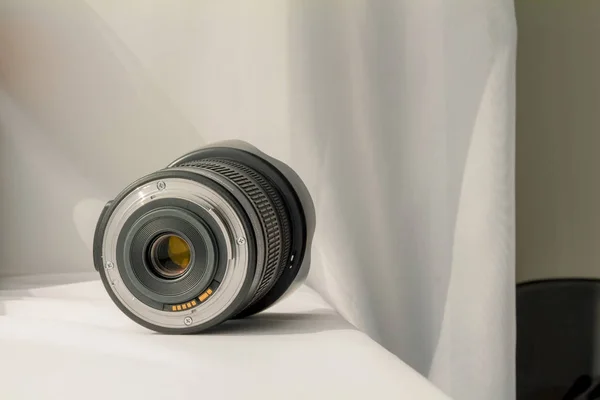 Lente zoom cámara negra sobre tela blanca — Foto de Stock