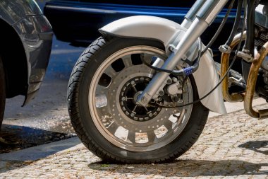 Motosiklet tekerlek sokakta engelleme güvenlik numarası asma kilit