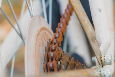 Beyaz Bisiklet üzerinde eski paslı zinciri