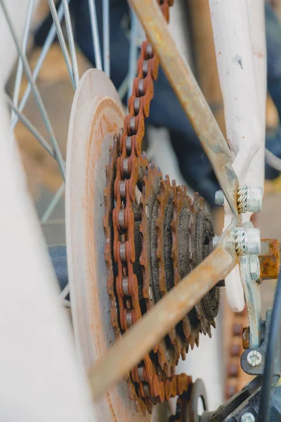 Vecchia catena arrugginita su bicicletta bianca — Foto Stock