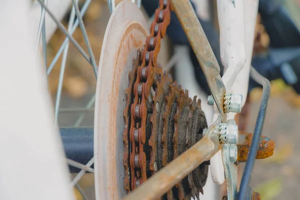 Velha corrente enferrujada na bicicleta branca — Fotografia de Stock