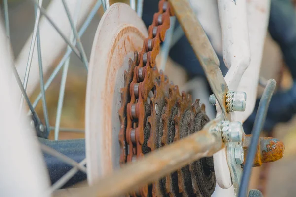 Velha corrente enferrujada na bicicleta branca — Fotografia de Stock