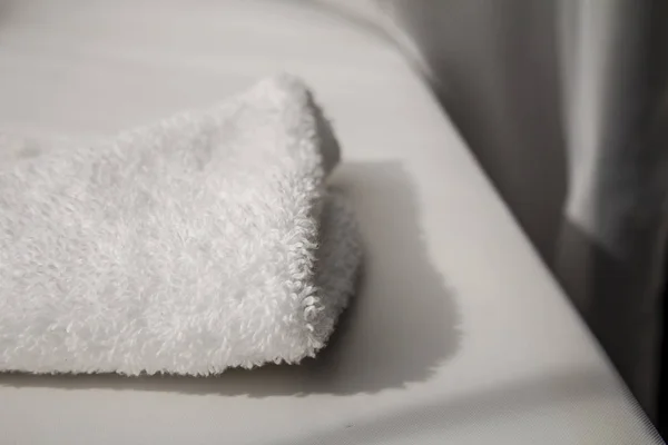 Biały ręcznik na białym tle tkaniny — Zdjęcie stockowe