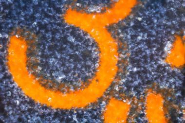 Katıştırılmış basamaklı 3 mikroskop altında SIM kartındaki