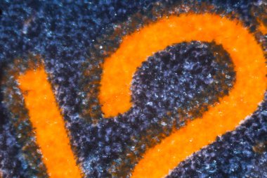 Katıştırılmış basamaklı 2 mikroskop altında SIM kartındaki