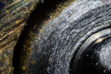 Anahtar bir metal yüzeye dokunarak mikroskop altında