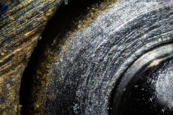 Anahtar bir metal yüzeye dokunarak mikroskop altında