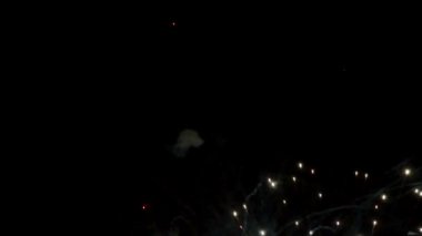İsrail 2017 Bağımsızlık günü kutlamaları, gece gökyüzünde patlayan havai fişek