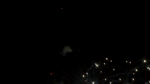Fuegos artificiales estallando en el cielo nocturno en la celebración del Día de la Independencia de Israel 2017 — Vídeos de Stock