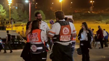 Sağlık görevlileri birbirlerine sırasında İsrail 69 konuşmaya grup Bağımsızlık günü kutlamaları