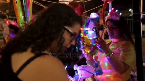 人们在开心的在以色列期间 69 独立日庆祝活动 — 图库视频影像
