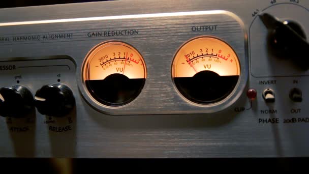 Профессиональная аудио микшерная консоль с фадерами в студии звукозаписи — стоковое видео
