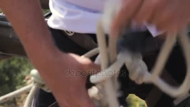 Un grimpeur professionnel extrême qui porte un costume prépare ses cordes de sécurité pour une grosse montée 