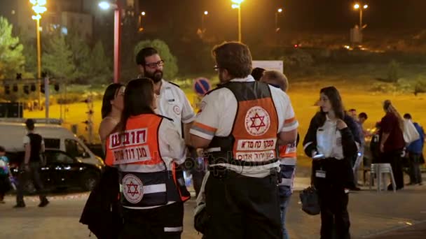 Gruppen av ambulanspersonal prata varandra under Israel 69: e självständighetsdag firandet — Stockvideo