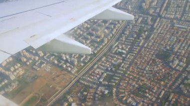 Uçak kanadı gökyüzü ve arazi bina Tel Aviv city ile üzerinde