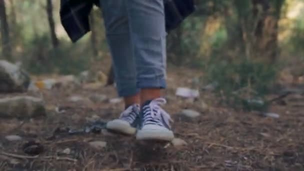 Primer plano de las piernas de niña que caminan en el bosque — Vídeos de Stock