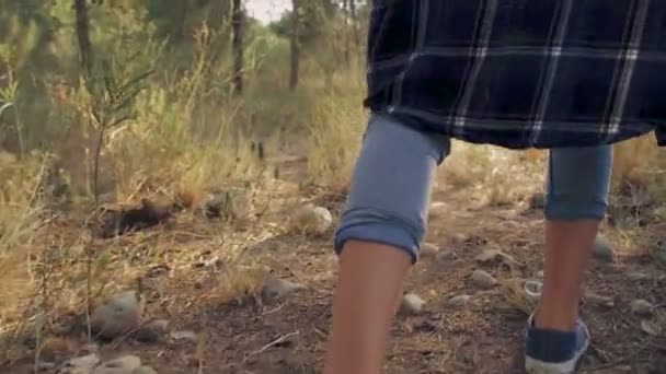 Nahaufnahme auf kleinen Mädchenbeinen, die im Wald spazieren — Stockvideo